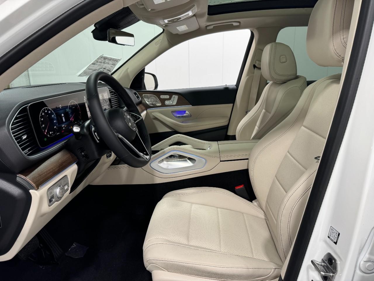 Mercedes-Benz GLE Vehicle Full-screen Gallery Image 29