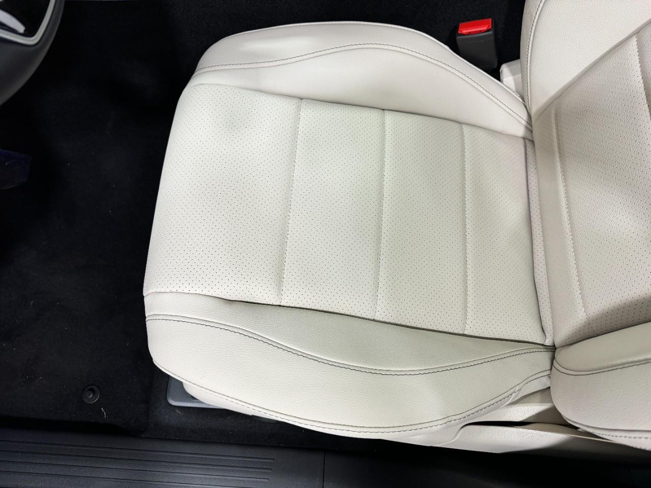 Mercedes-Benz GLE Vehicle Full-screen Gallery Image 30