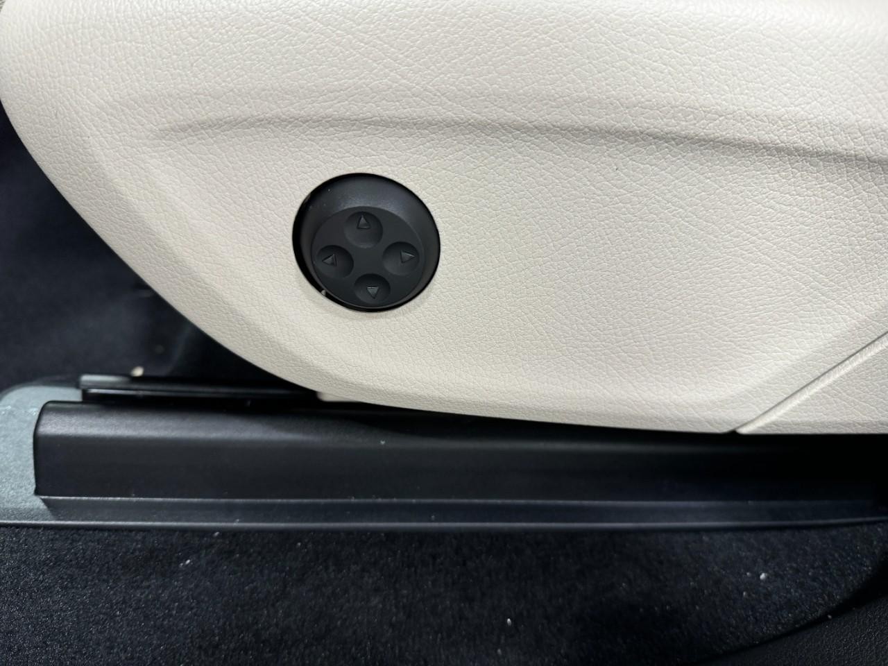 Mercedes-Benz GLE Vehicle Full-screen Gallery Image 31