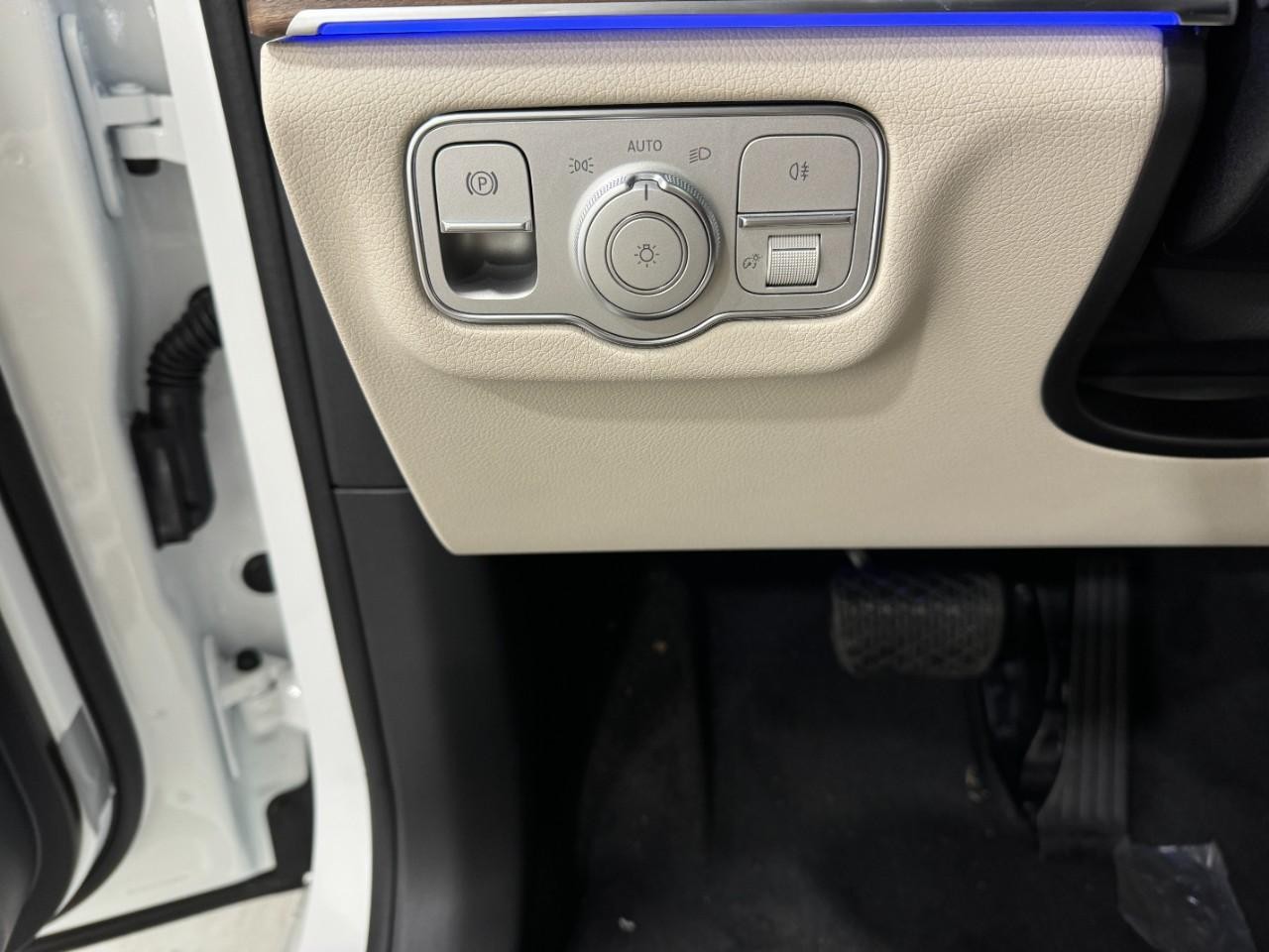 Mercedes-Benz GLE Vehicle Full-screen Gallery Image 32