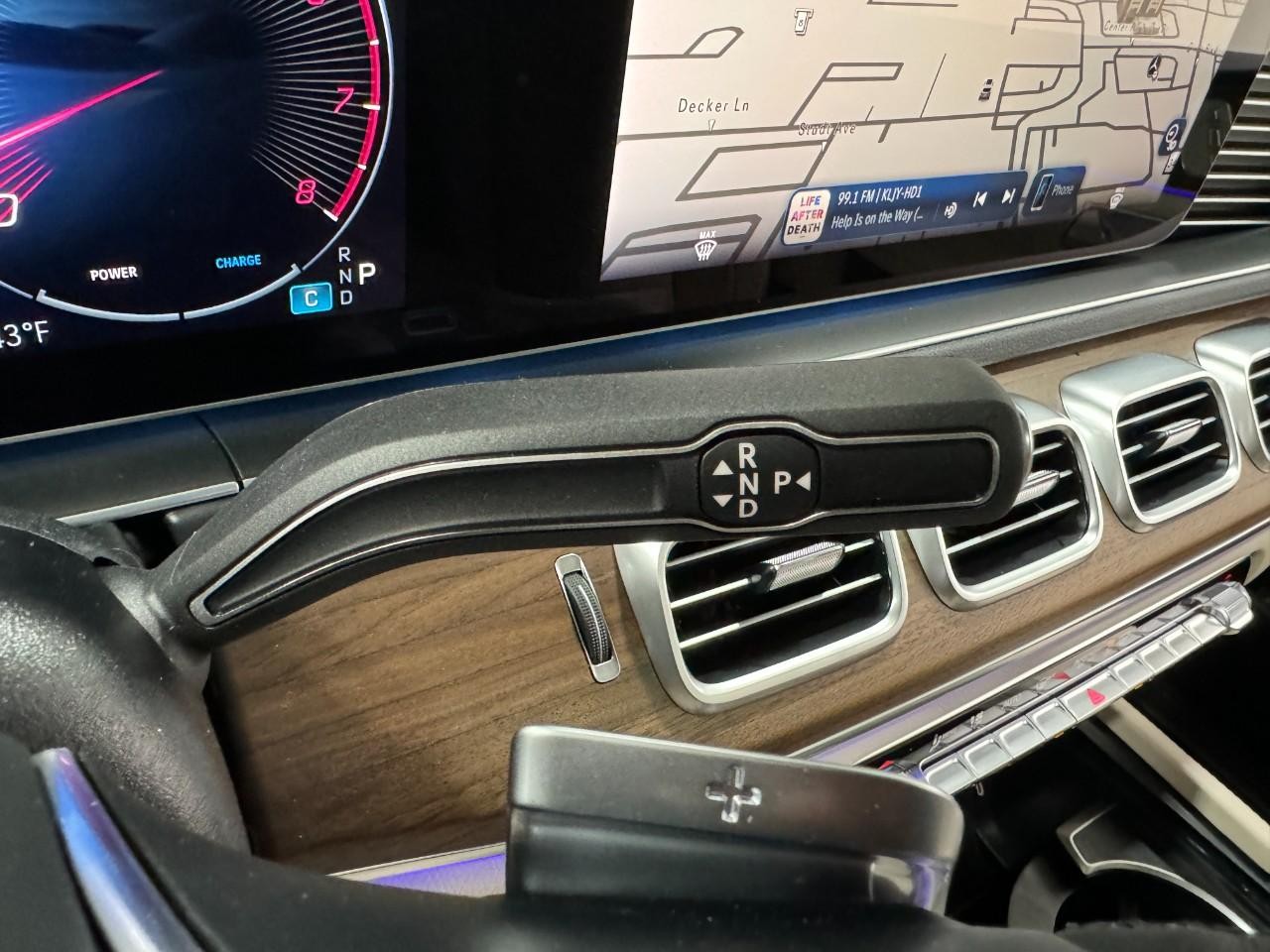 Mercedes-Benz GLE Vehicle Full-screen Gallery Image 36