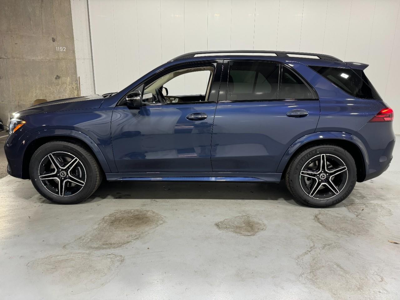 Mercedes-Benz GLE Vehicle Full-screen Gallery Image 2