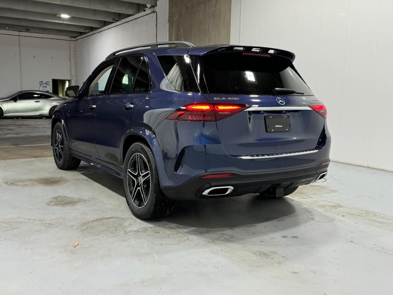 Mercedes-Benz GLE Vehicle Full-screen Gallery Image 3