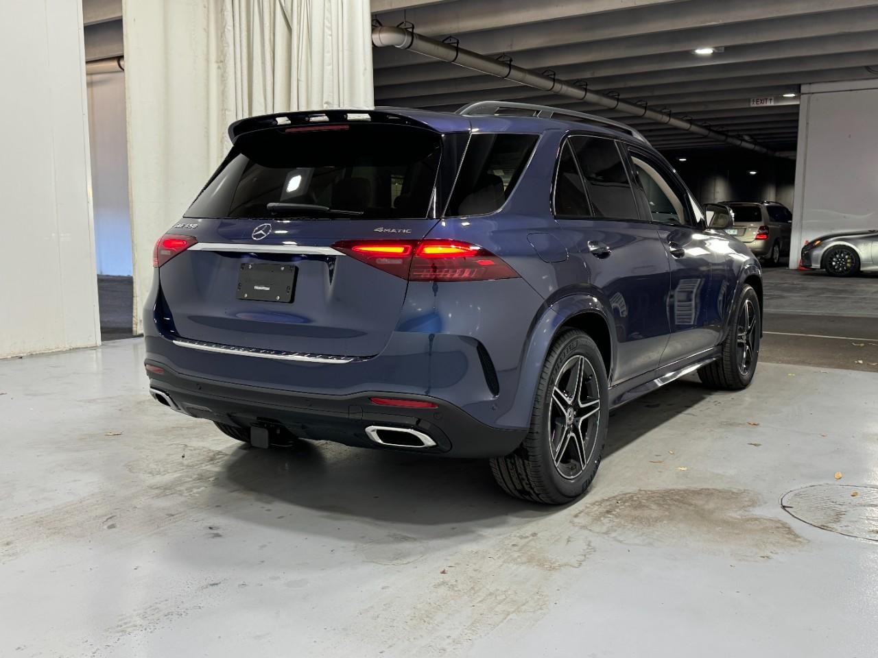 Mercedes-Benz GLE Vehicle Full-screen Gallery Image 4