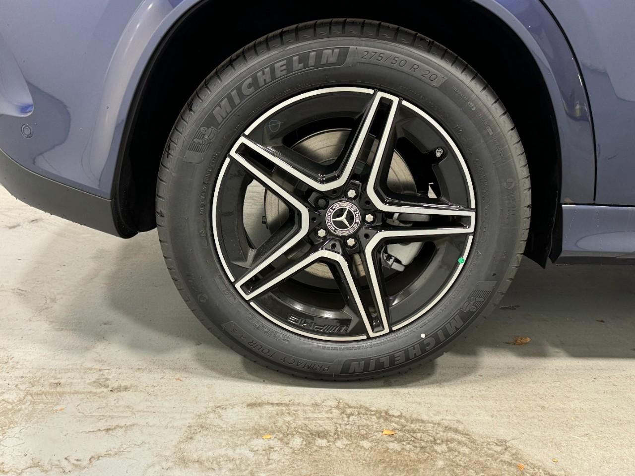 Mercedes-Benz GLE Vehicle Full-screen Gallery Image 5