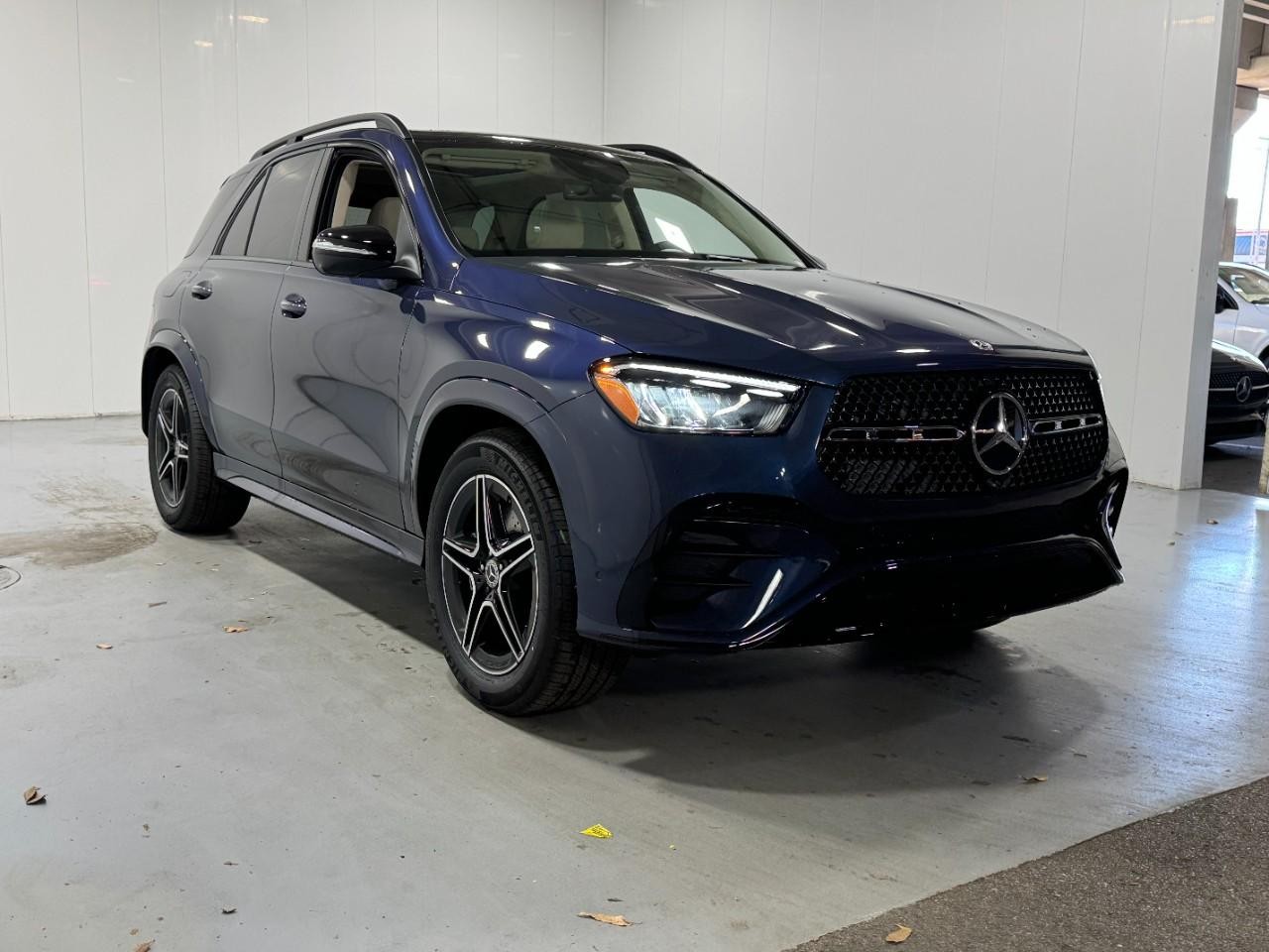 Mercedes-Benz GLE Vehicle Full-screen Gallery Image 6