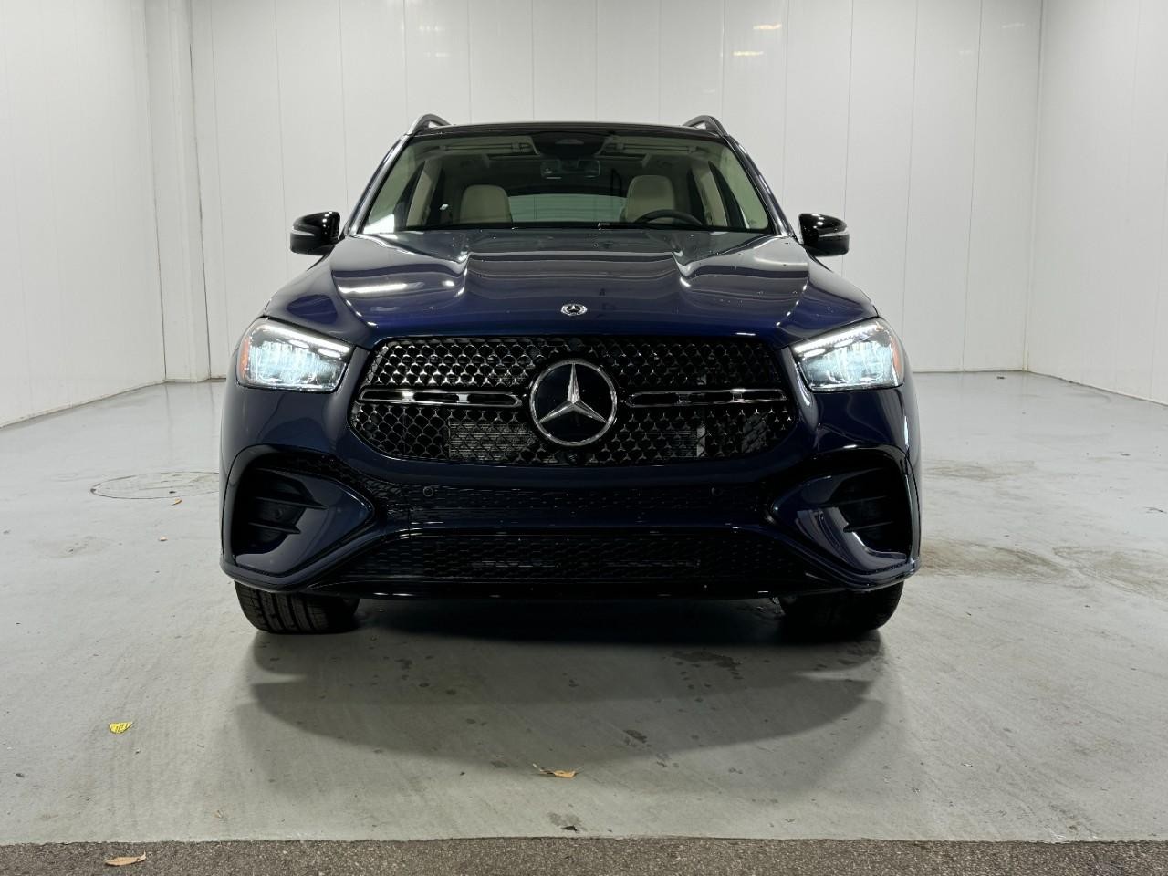 Mercedes-Benz GLE Vehicle Full-screen Gallery Image 7