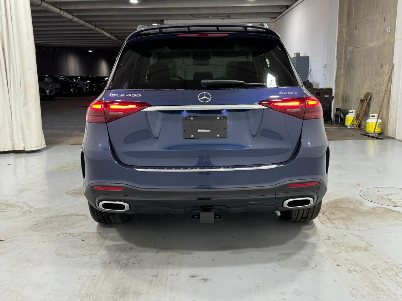 Mercedes-Benz GLE Vehicle Full-screen Gallery Image 9