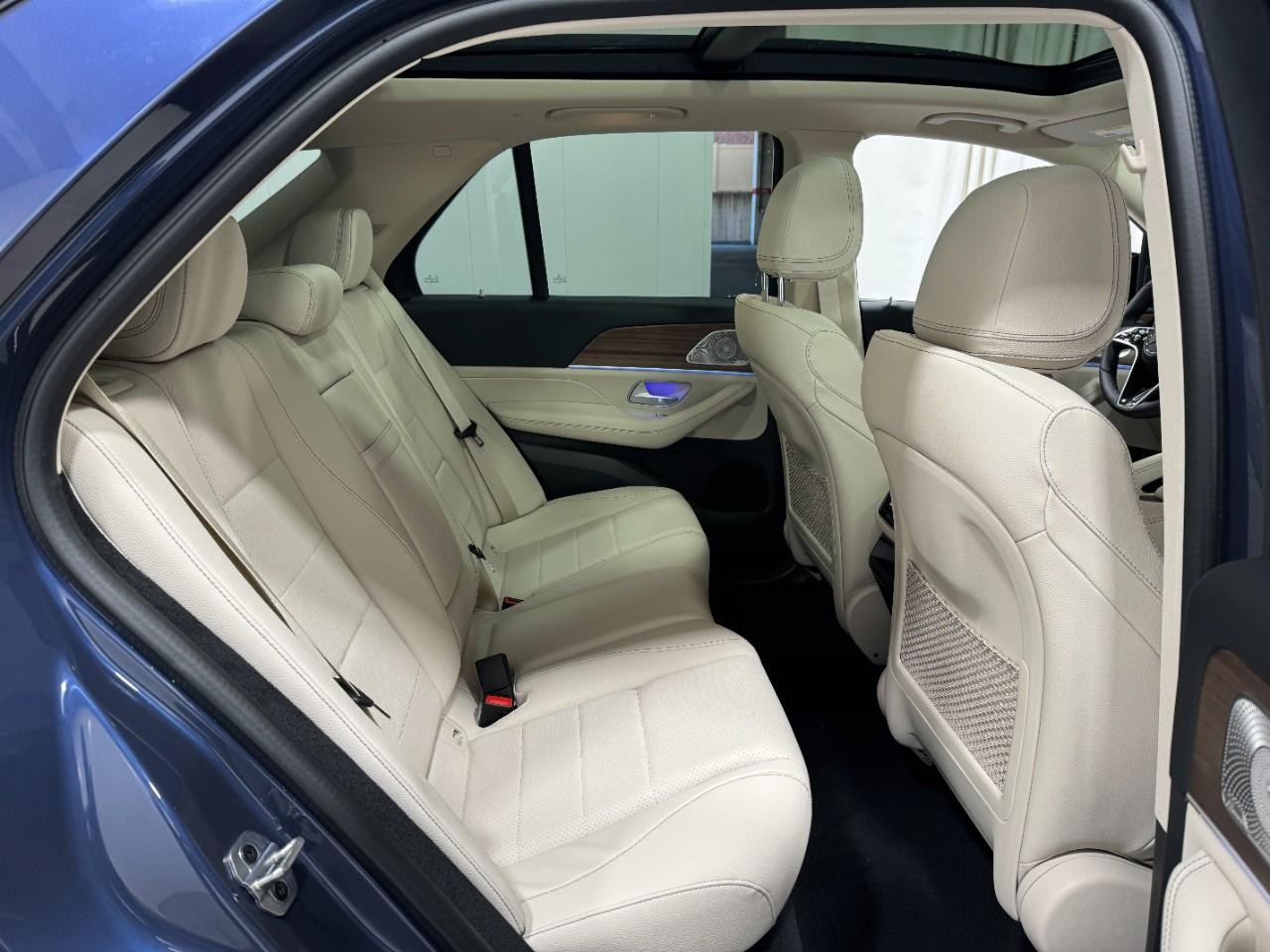 Mercedes-Benz GLE Vehicle Full-screen Gallery Image 10