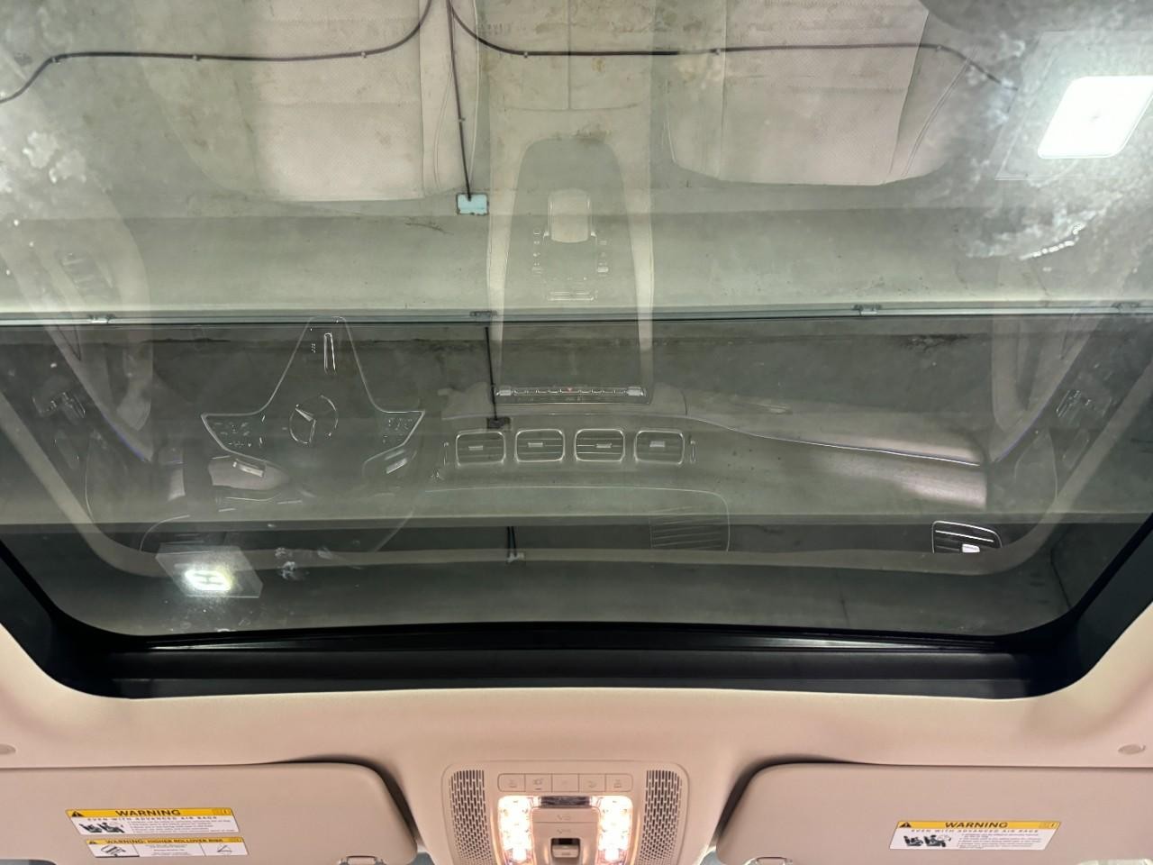 Mercedes-Benz GLE Vehicle Full-screen Gallery Image 11