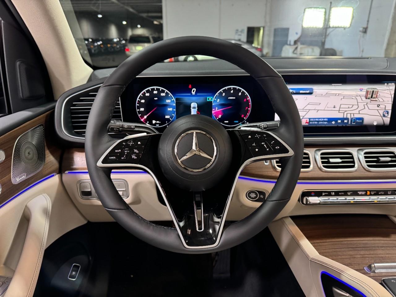 Mercedes-Benz GLE Vehicle Full-screen Gallery Image 13