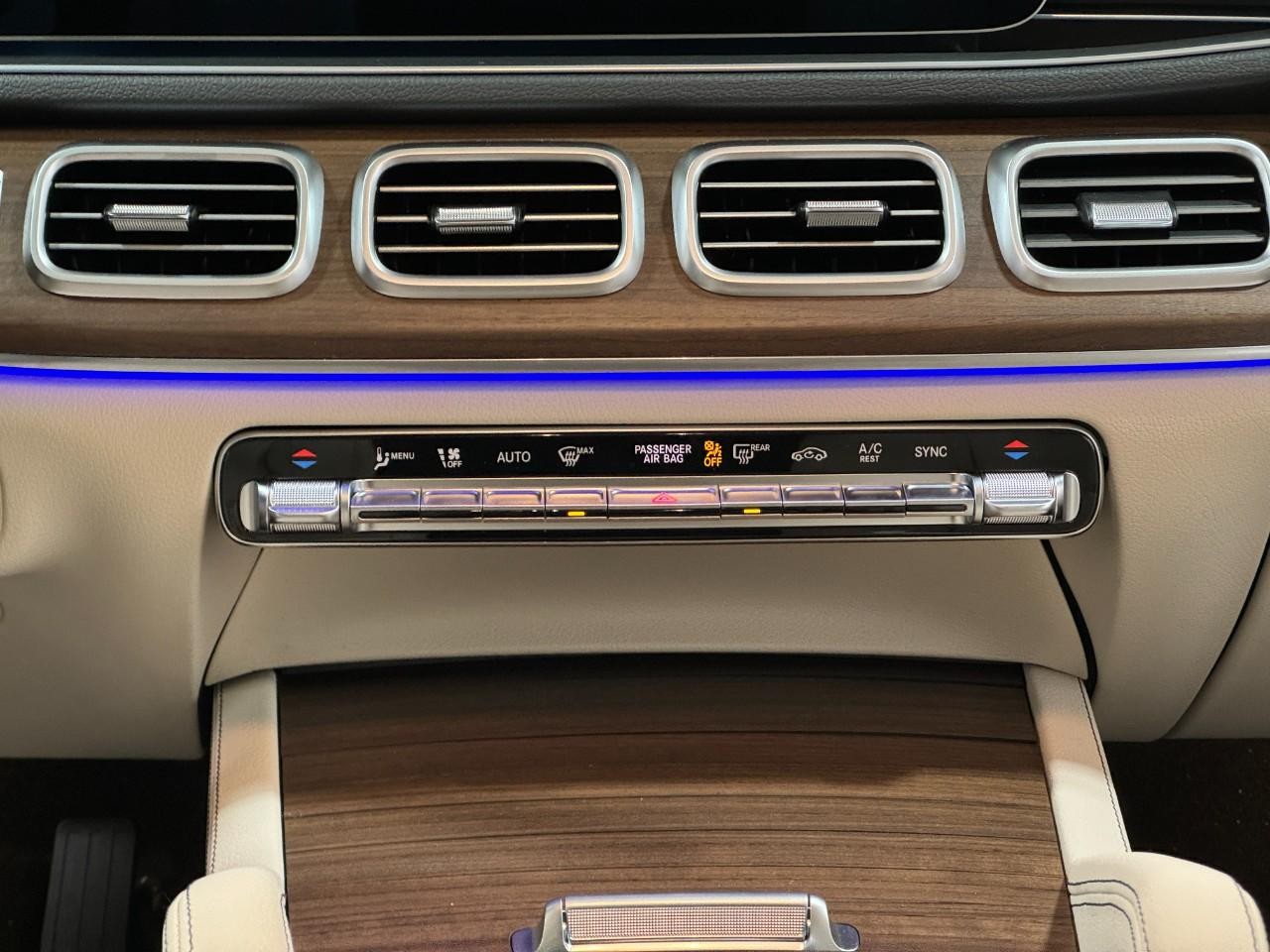 Mercedes-Benz GLE Vehicle Full-screen Gallery Image 15