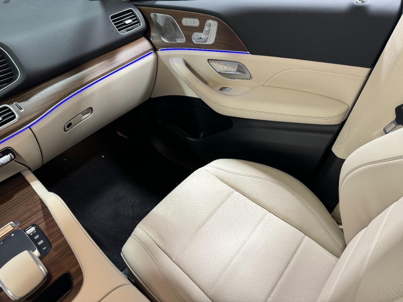 Mercedes-Benz GLE Vehicle Full-screen Gallery Image 17