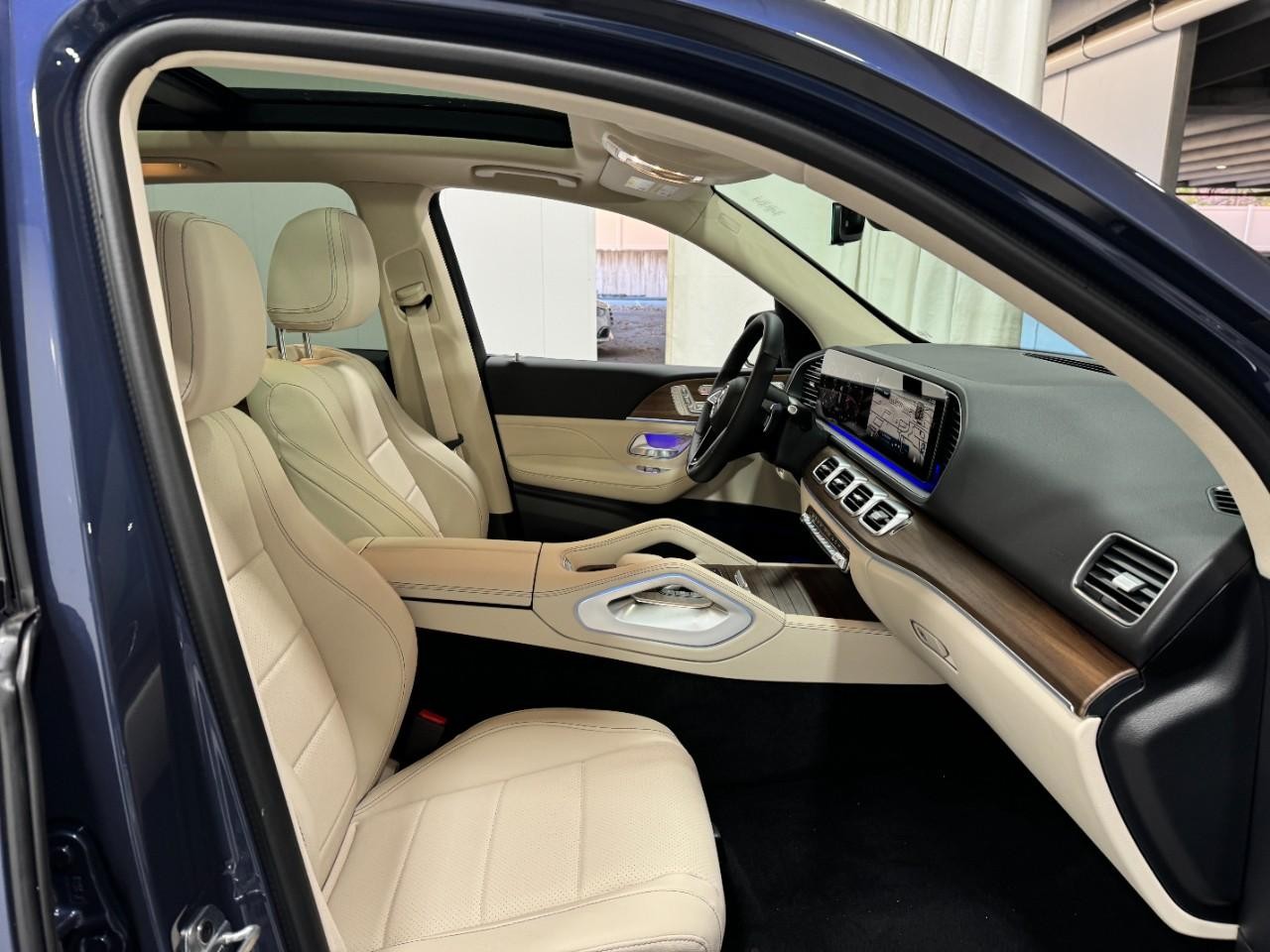 Mercedes-Benz GLE Vehicle Full-screen Gallery Image 18