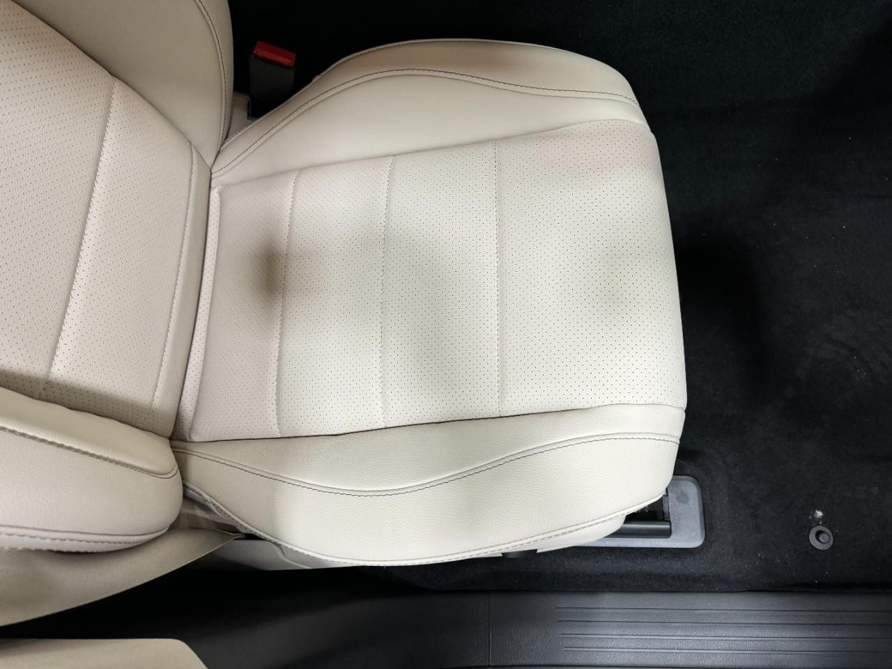 Mercedes-Benz GLE Vehicle Full-screen Gallery Image 19