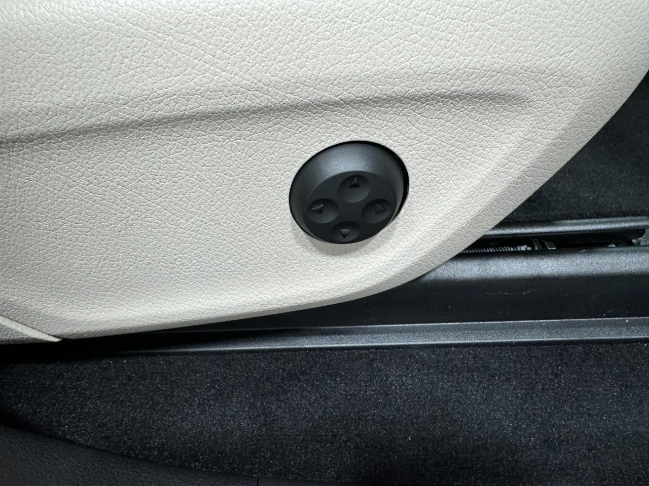 Mercedes-Benz GLE Vehicle Full-screen Gallery Image 20