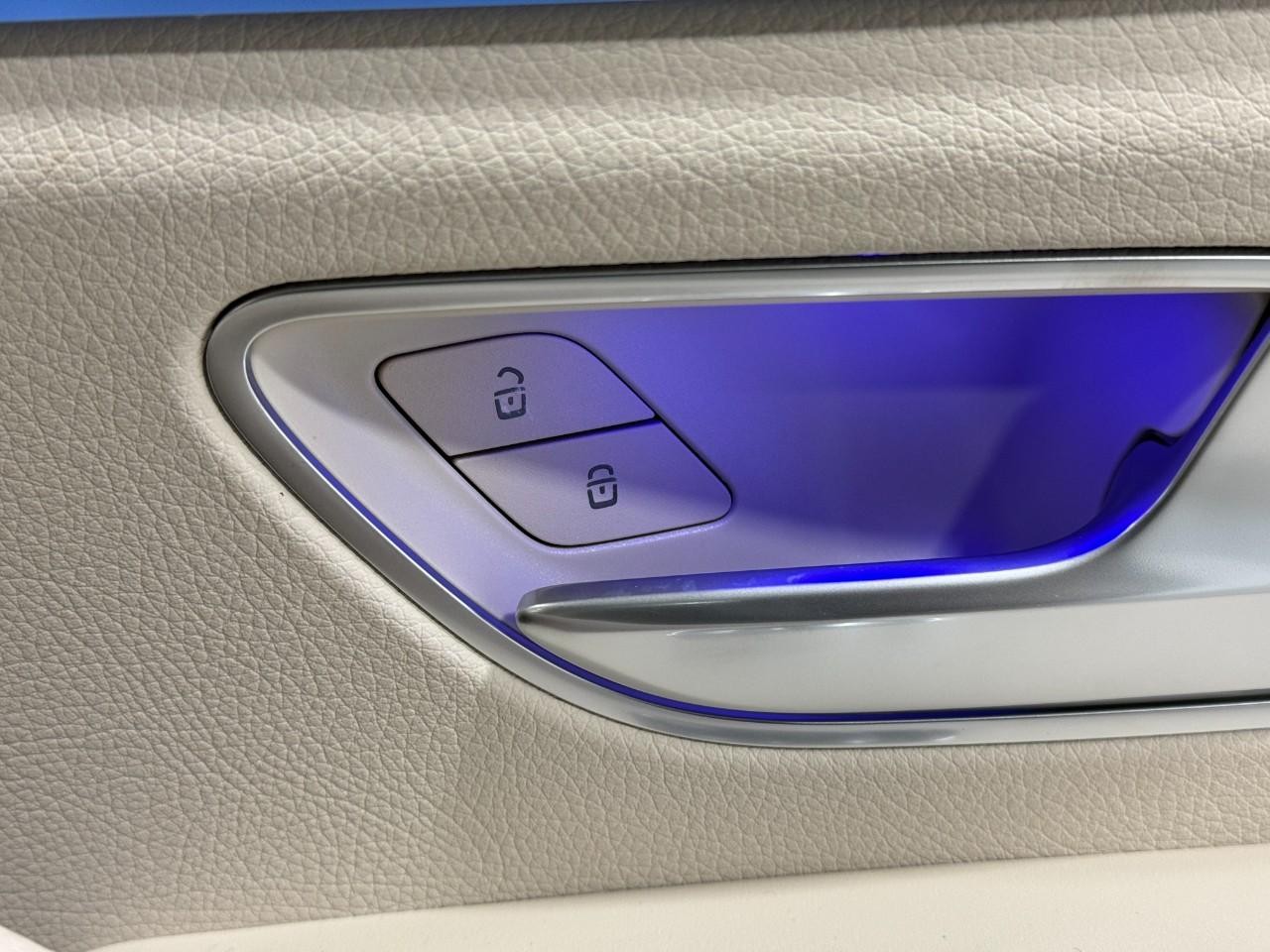 Mercedes-Benz GLE Vehicle Full-screen Gallery Image 22