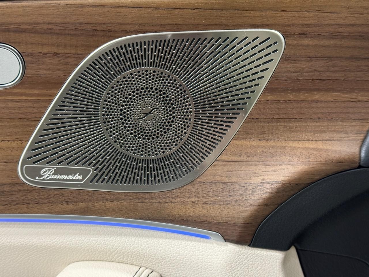 Mercedes-Benz GLE Vehicle Full-screen Gallery Image 24