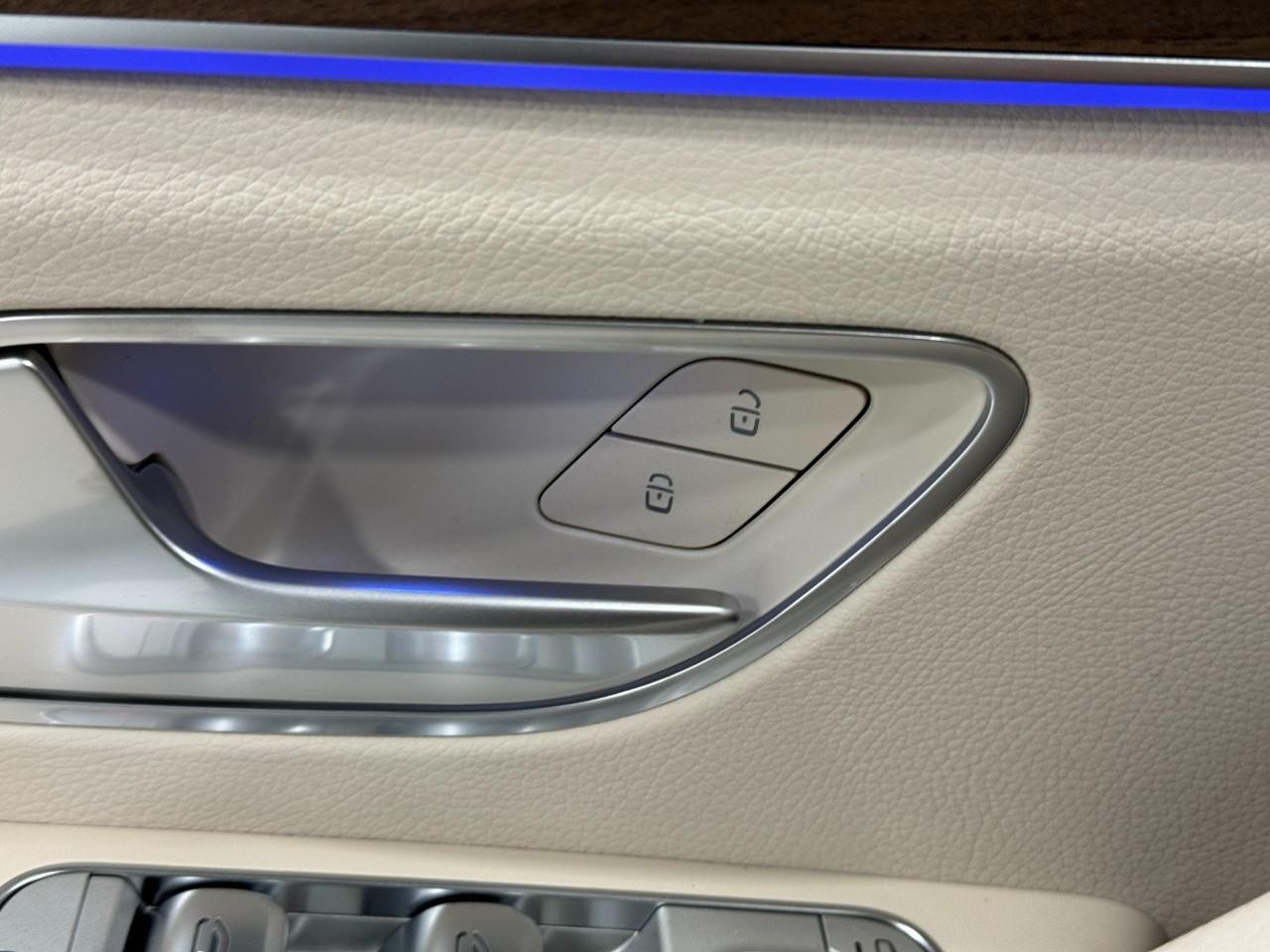 Mercedes-Benz GLE Vehicle Full-screen Gallery Image 26