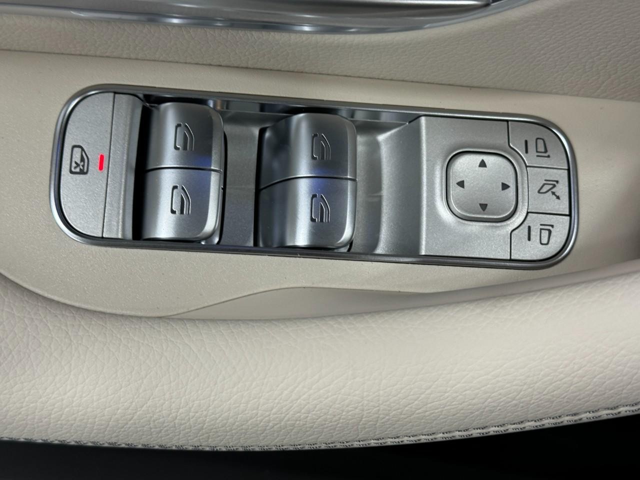 Mercedes-Benz GLE Vehicle Full-screen Gallery Image 27