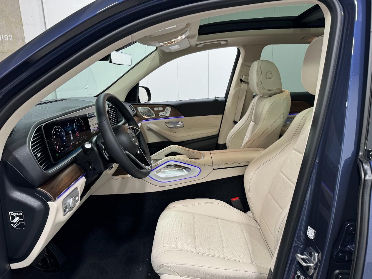 Mercedes-Benz GLE Vehicle Full-screen Gallery Image 29