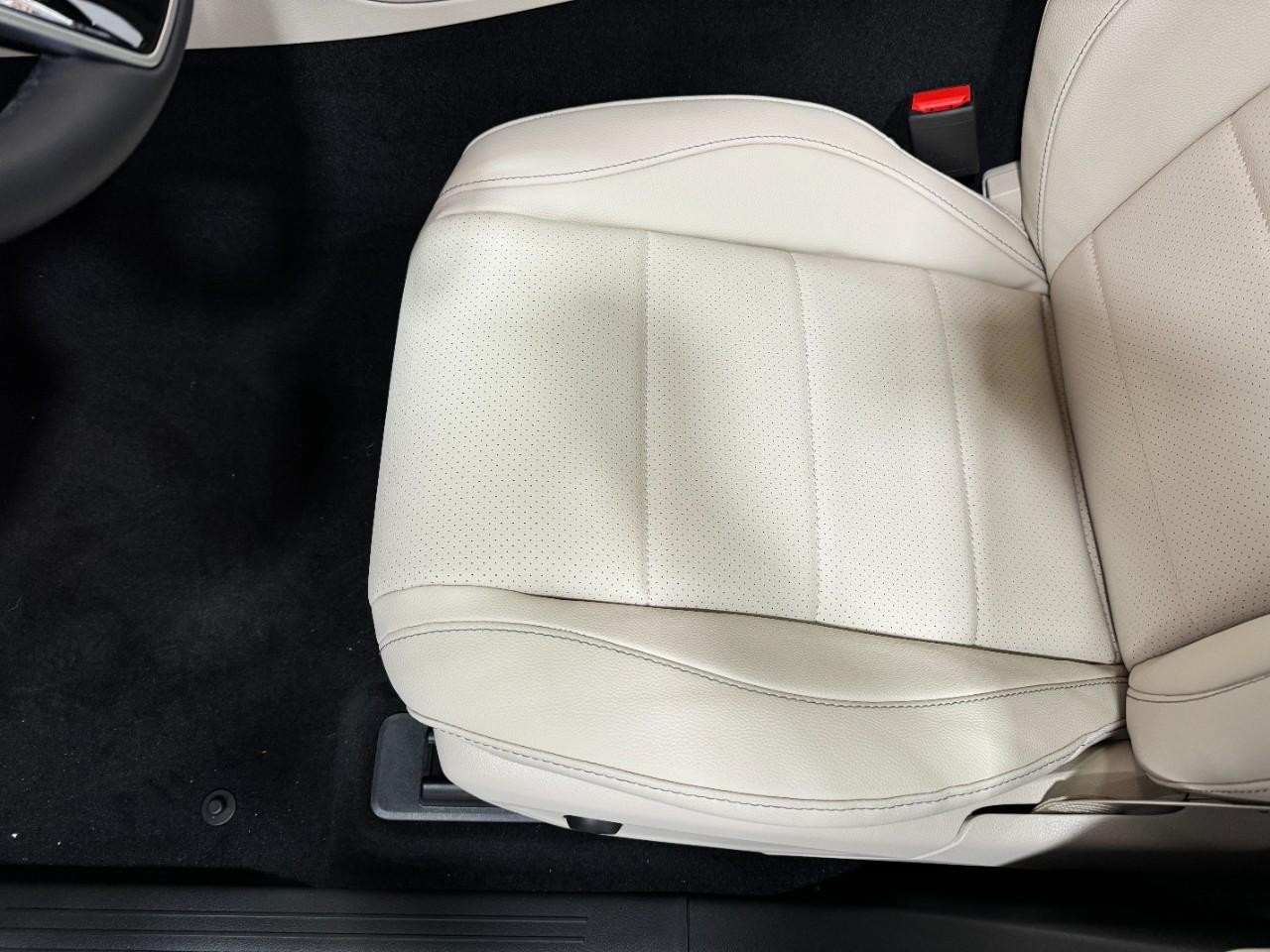 Mercedes-Benz GLE Vehicle Full-screen Gallery Image 30