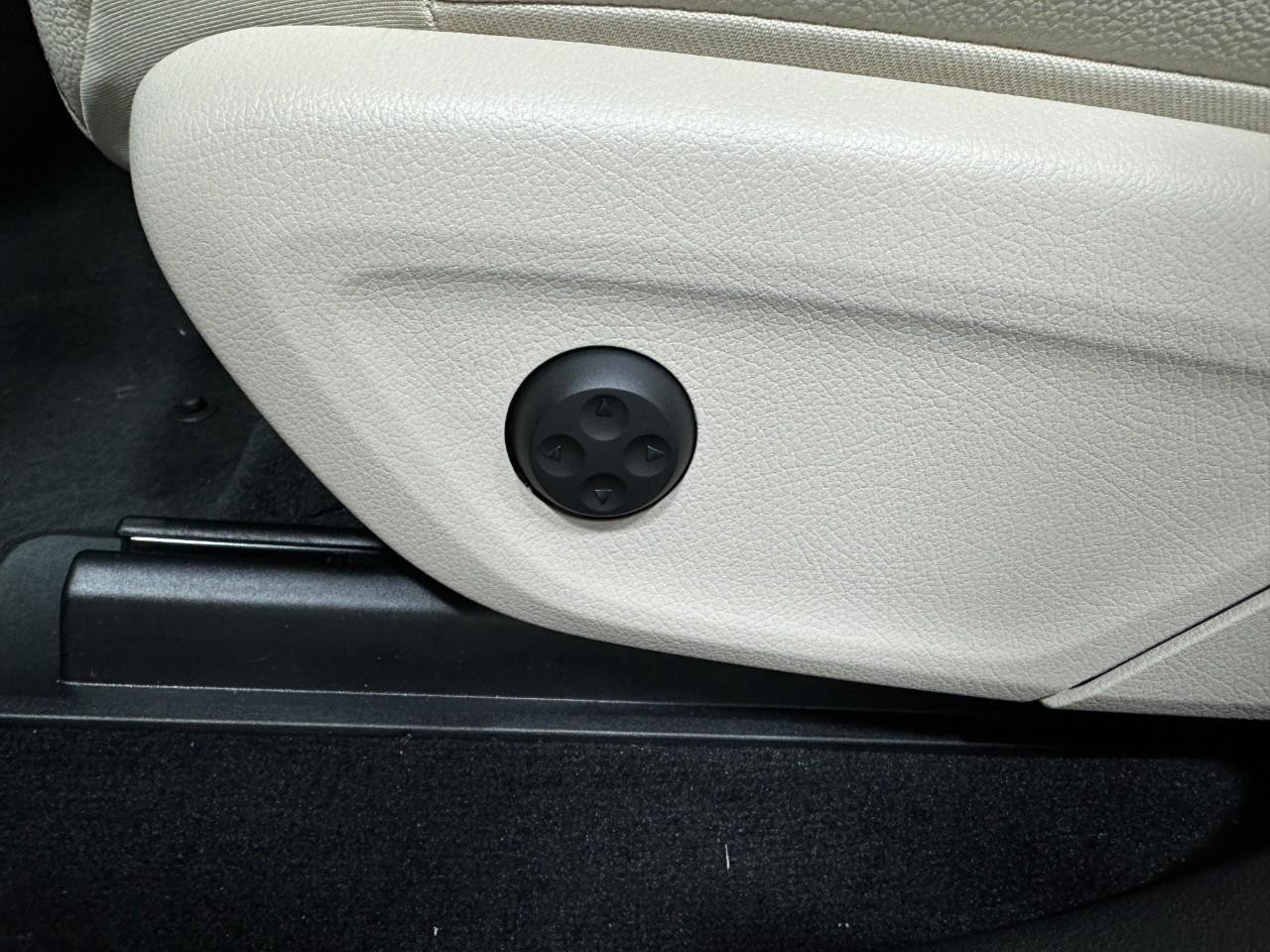 Mercedes-Benz GLE Vehicle Full-screen Gallery Image 31