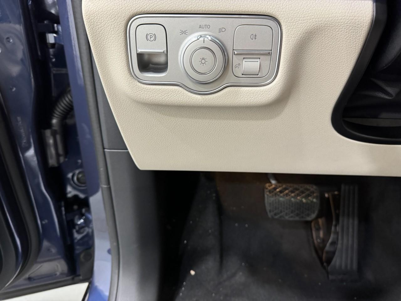 Mercedes-Benz GLE Vehicle Full-screen Gallery Image 32