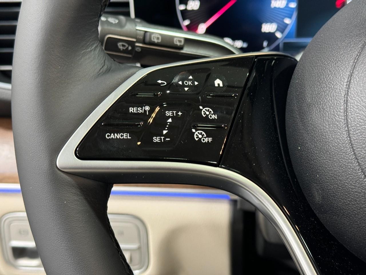 Mercedes-Benz GLE Vehicle Full-screen Gallery Image 33