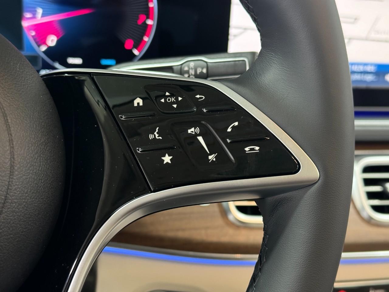 Mercedes-Benz GLE Vehicle Full-screen Gallery Image 34