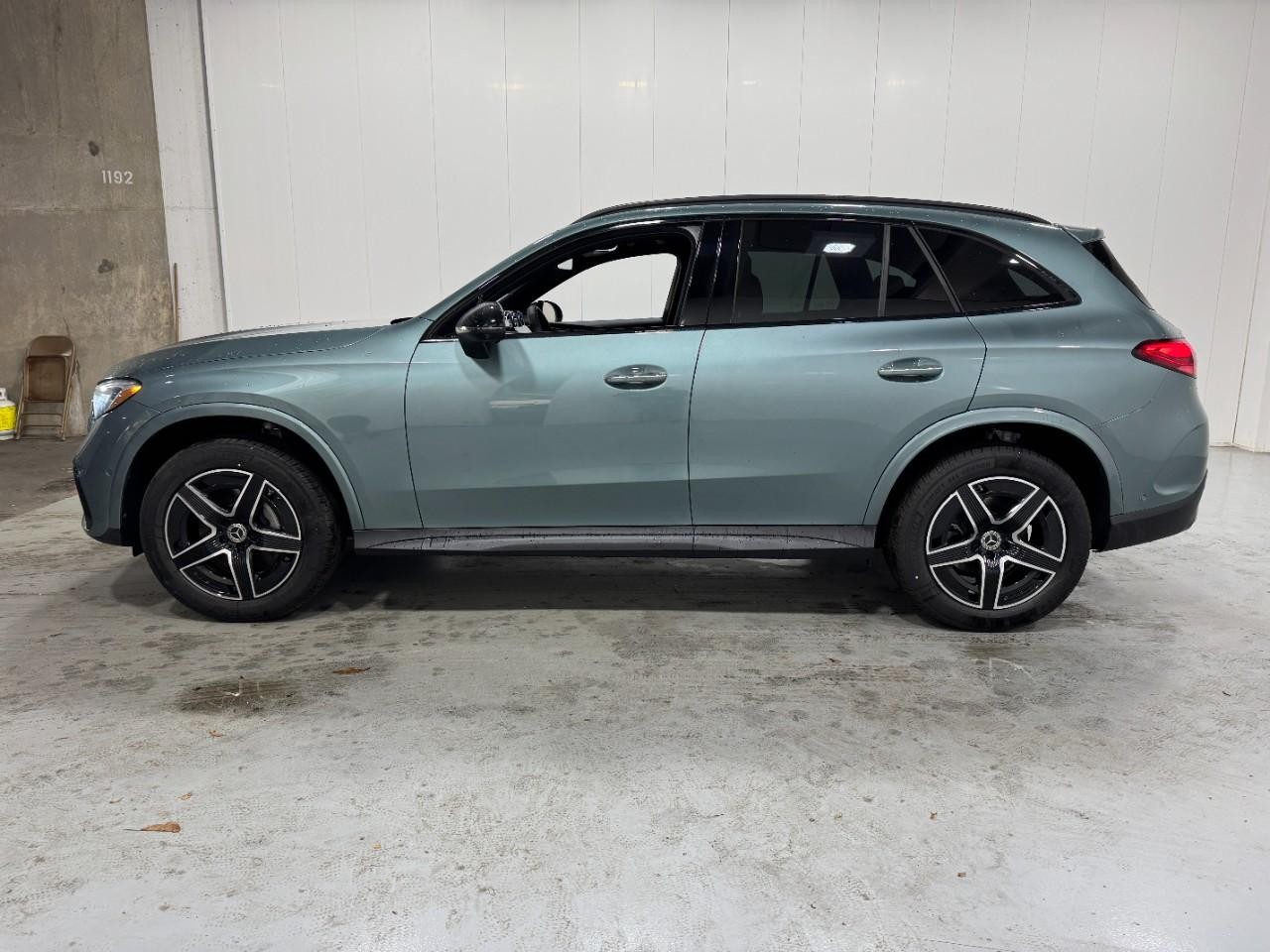 Mercedes-Benz GLC Vehicle Full-screen Gallery Image 2