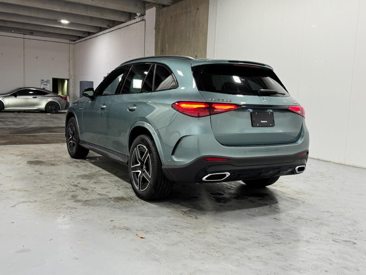 Mercedes-Benz GLC Vehicle Full-screen Gallery Image 3