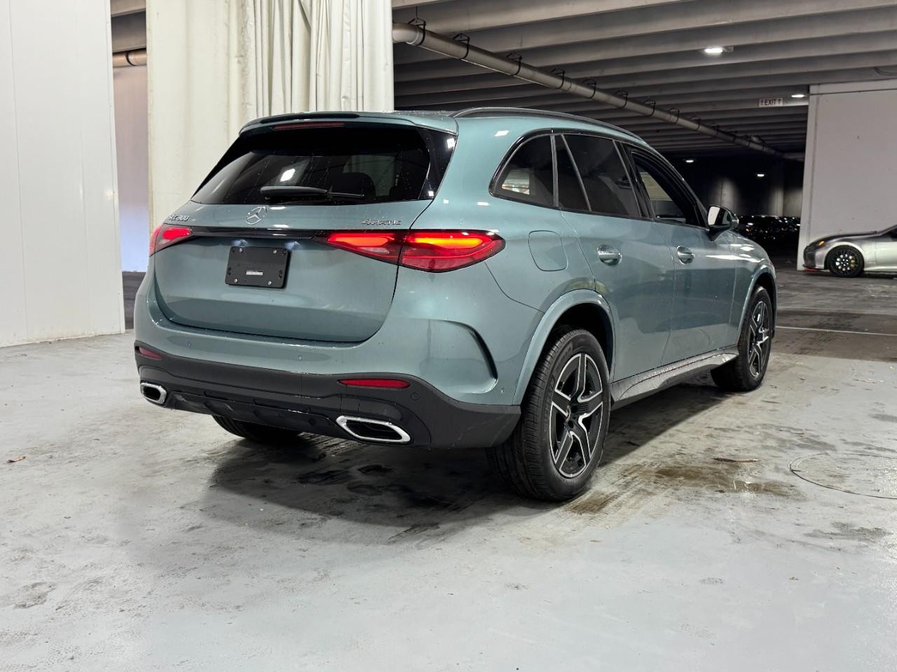 Mercedes-Benz GLC Vehicle Full-screen Gallery Image 4