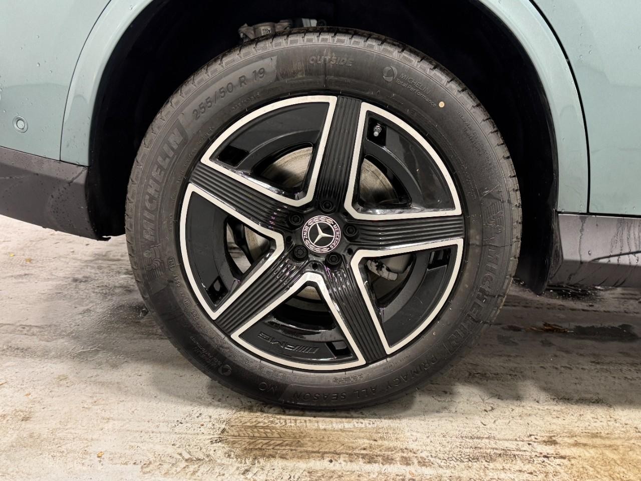 Mercedes-Benz GLC Vehicle Full-screen Gallery Image 5