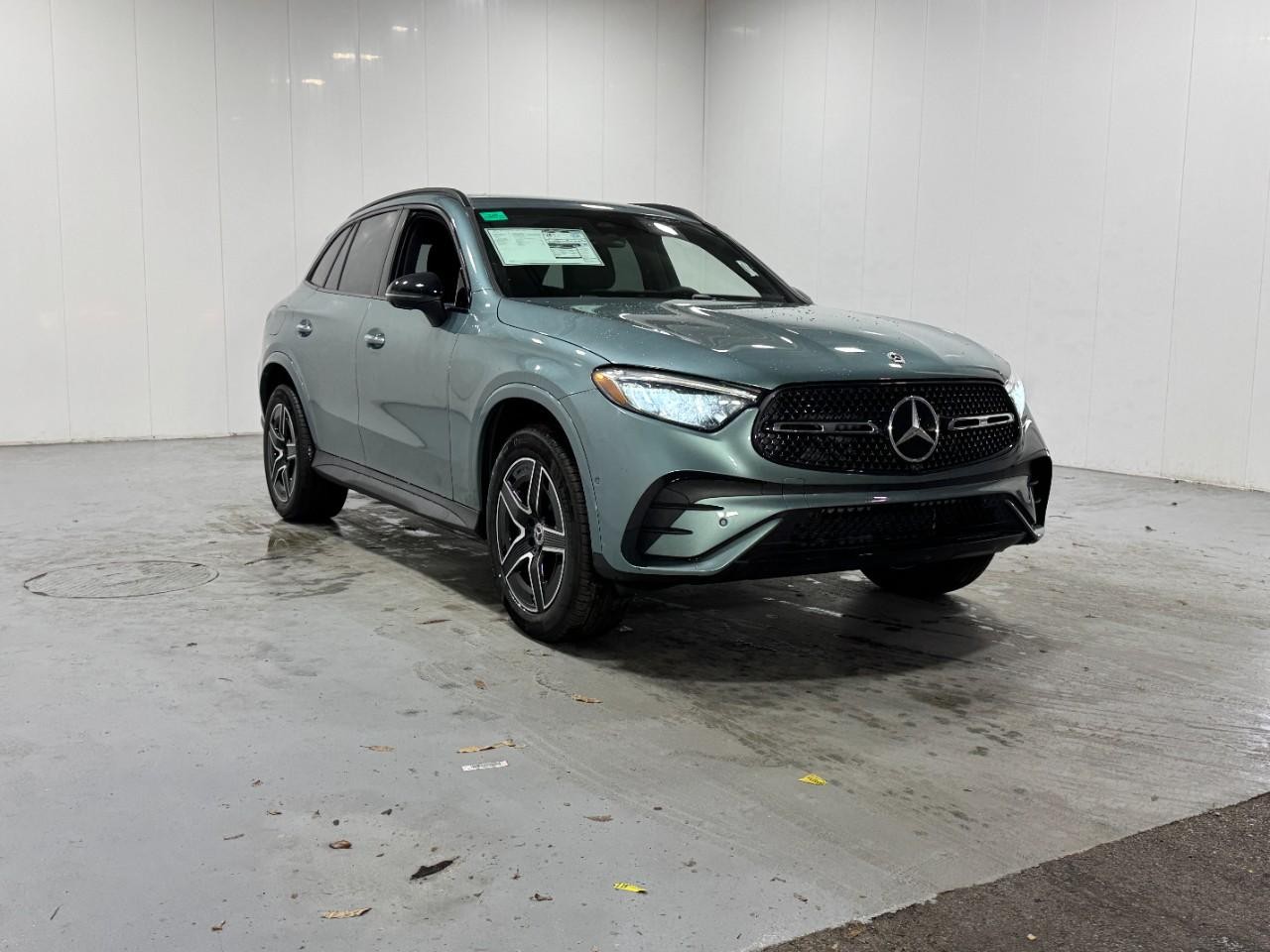 Mercedes-Benz GLC Vehicle Full-screen Gallery Image 6