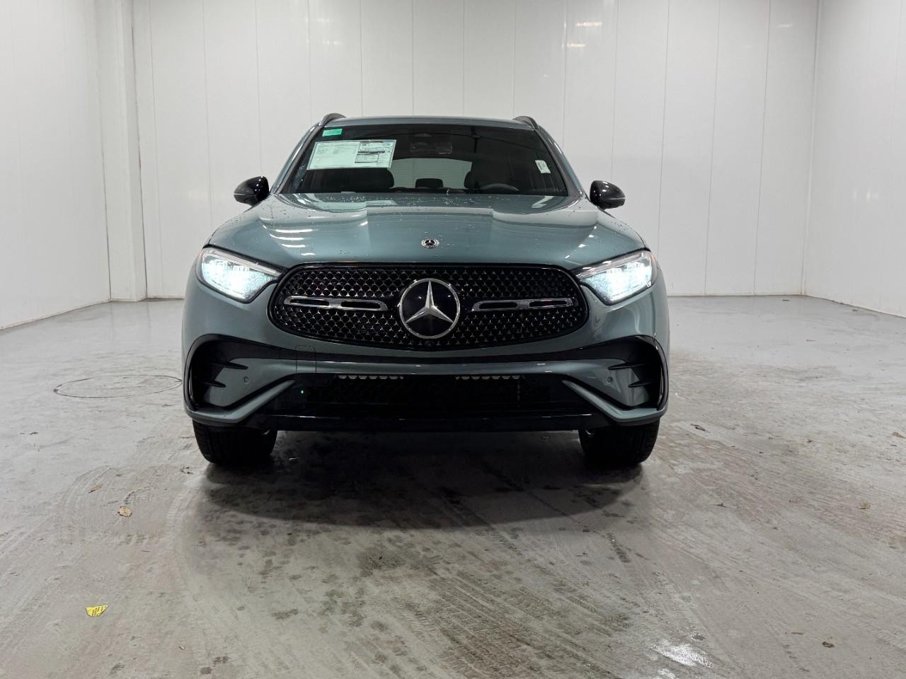 Mercedes-Benz GLC Vehicle Full-screen Gallery Image 7