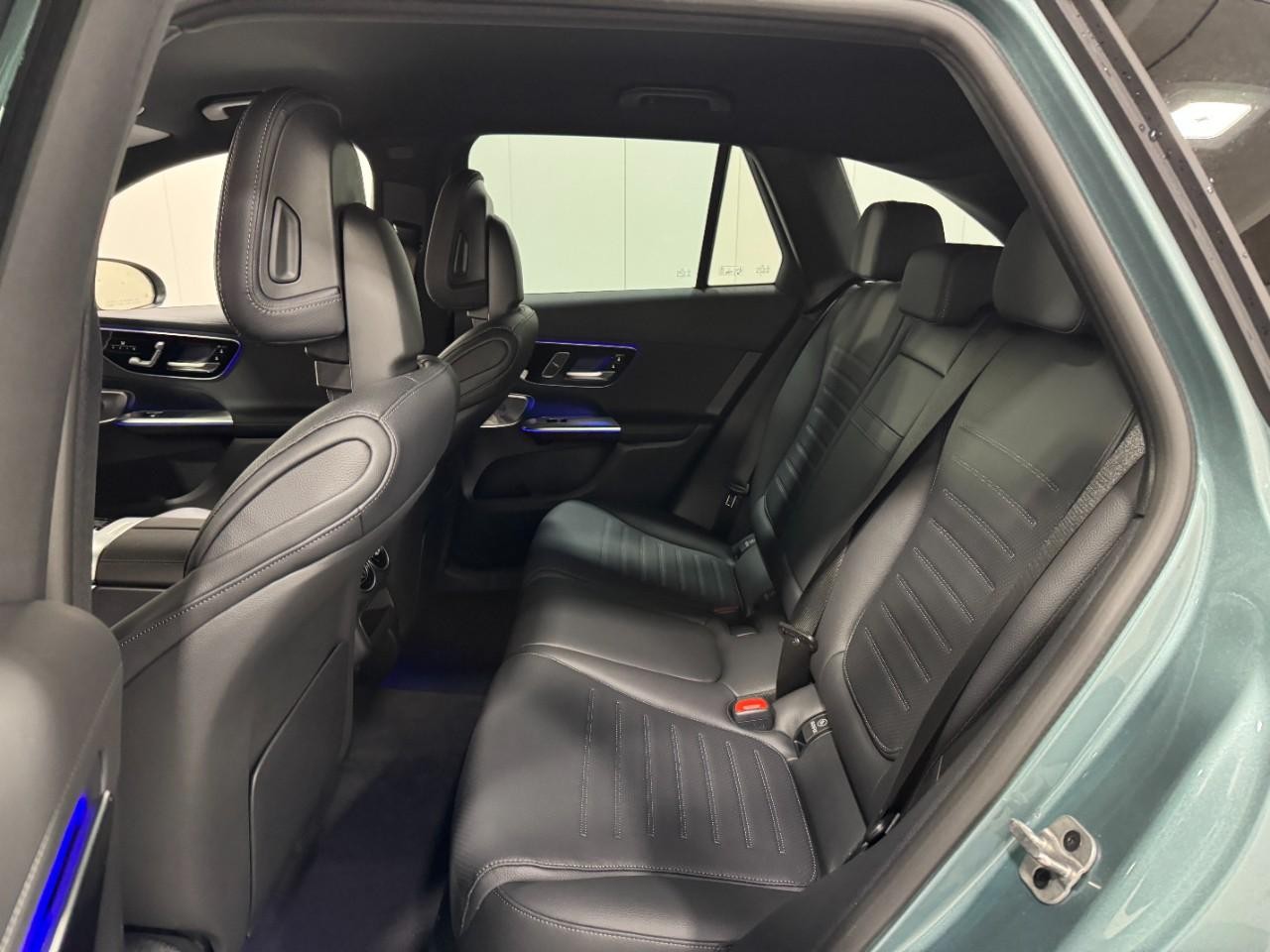 Mercedes-Benz GLC Vehicle Full-screen Gallery Image 8