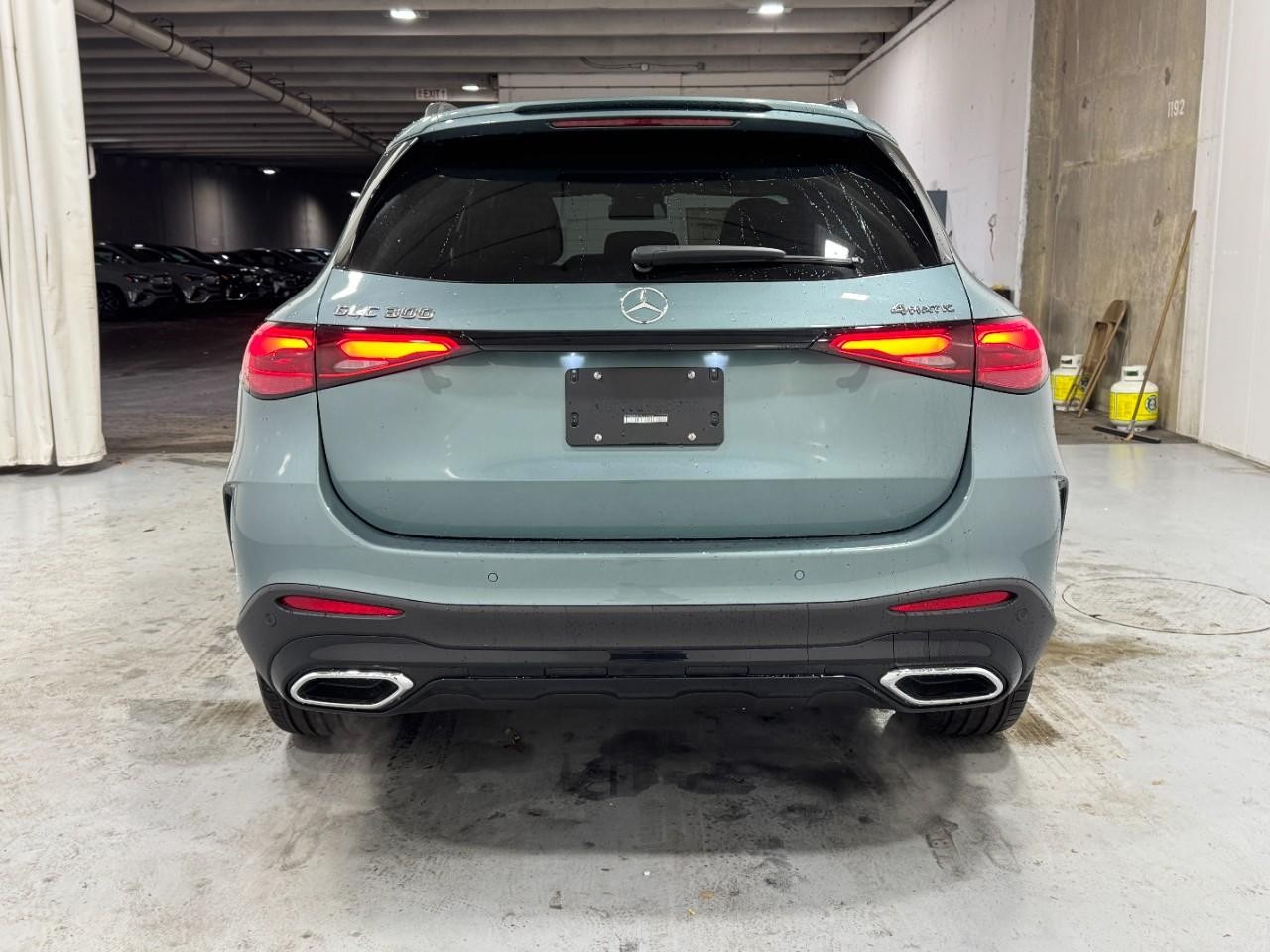 Mercedes-Benz GLC Vehicle Full-screen Gallery Image 9