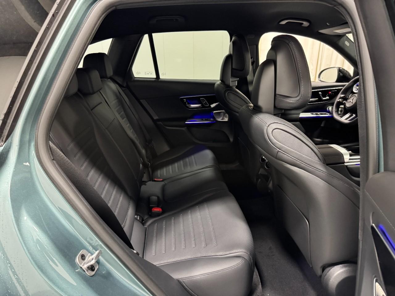 Mercedes-Benz GLC Vehicle Full-screen Gallery Image 10