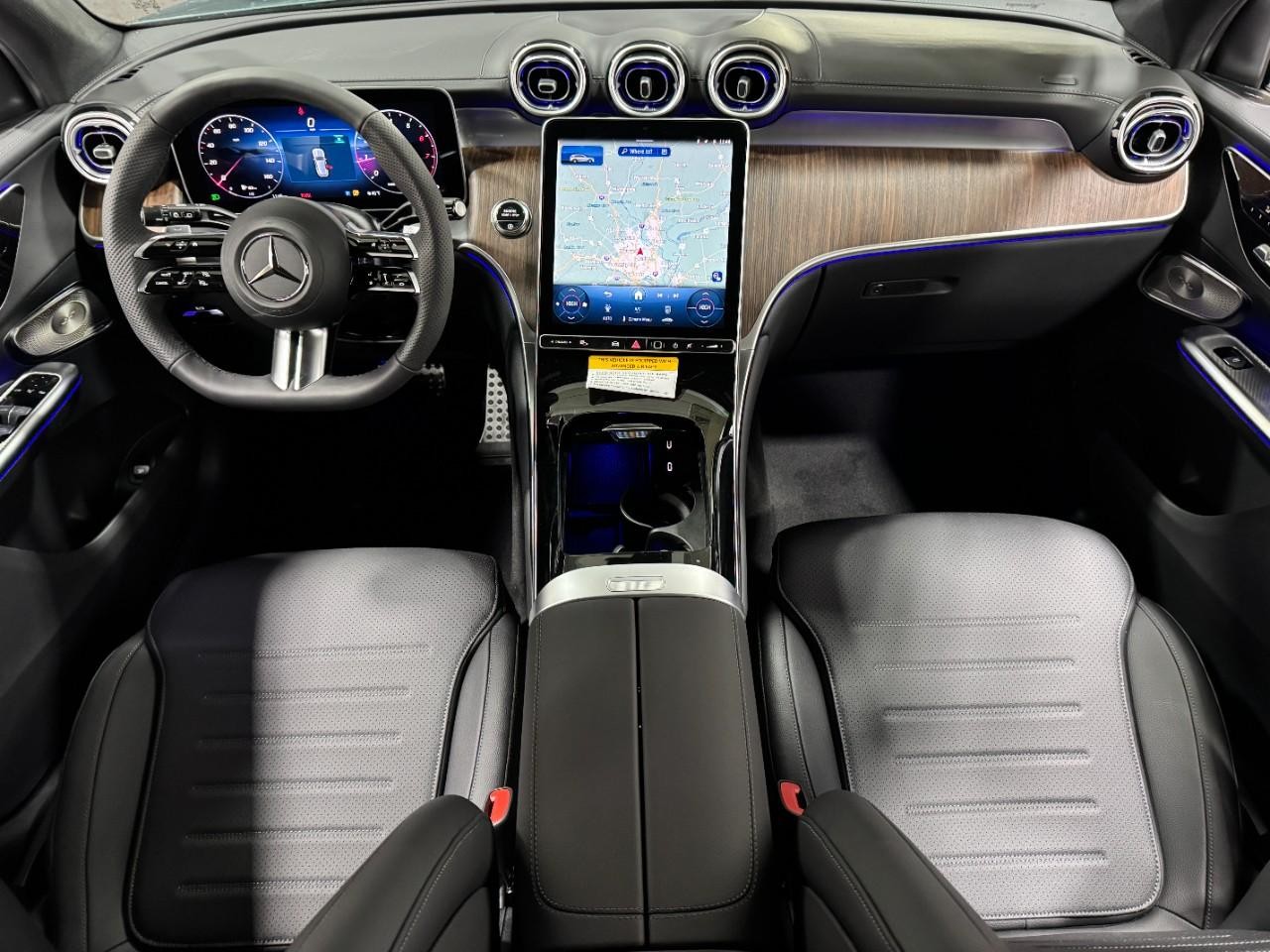 Mercedes-Benz GLC Vehicle Full-screen Gallery Image 11