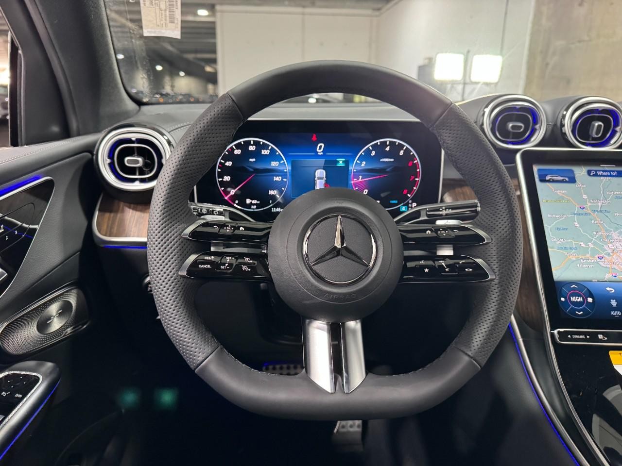 Mercedes-Benz GLC Vehicle Full-screen Gallery Image 12