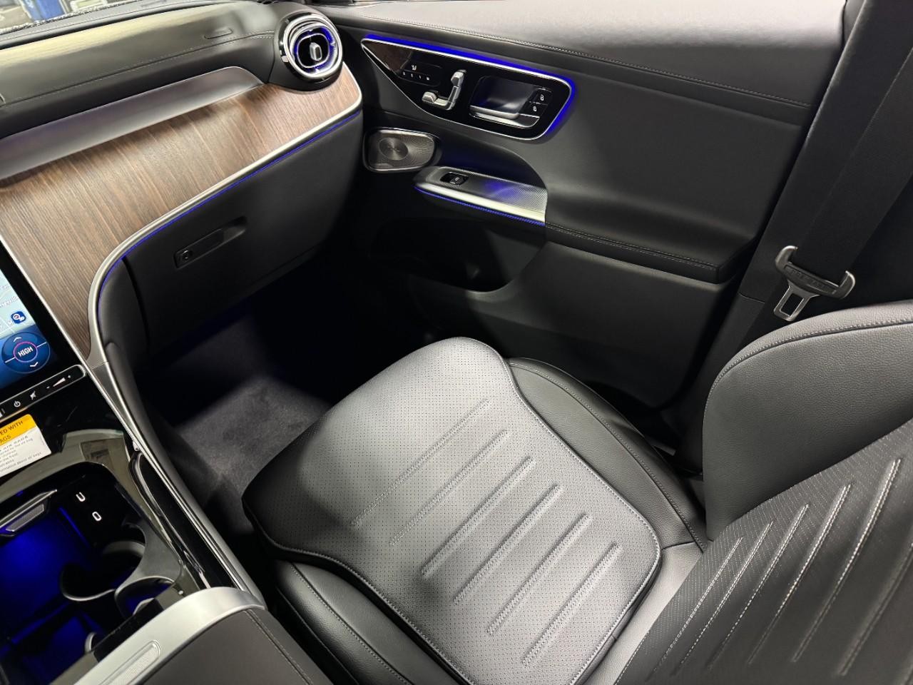 Mercedes-Benz GLC Vehicle Full-screen Gallery Image 14