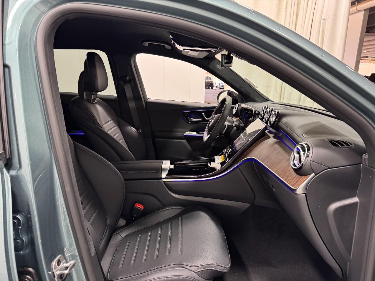 Mercedes-Benz GLC Vehicle Full-screen Gallery Image 15