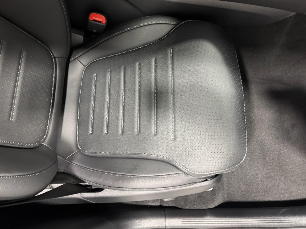 Mercedes-Benz GLC Vehicle Full-screen Gallery Image 16