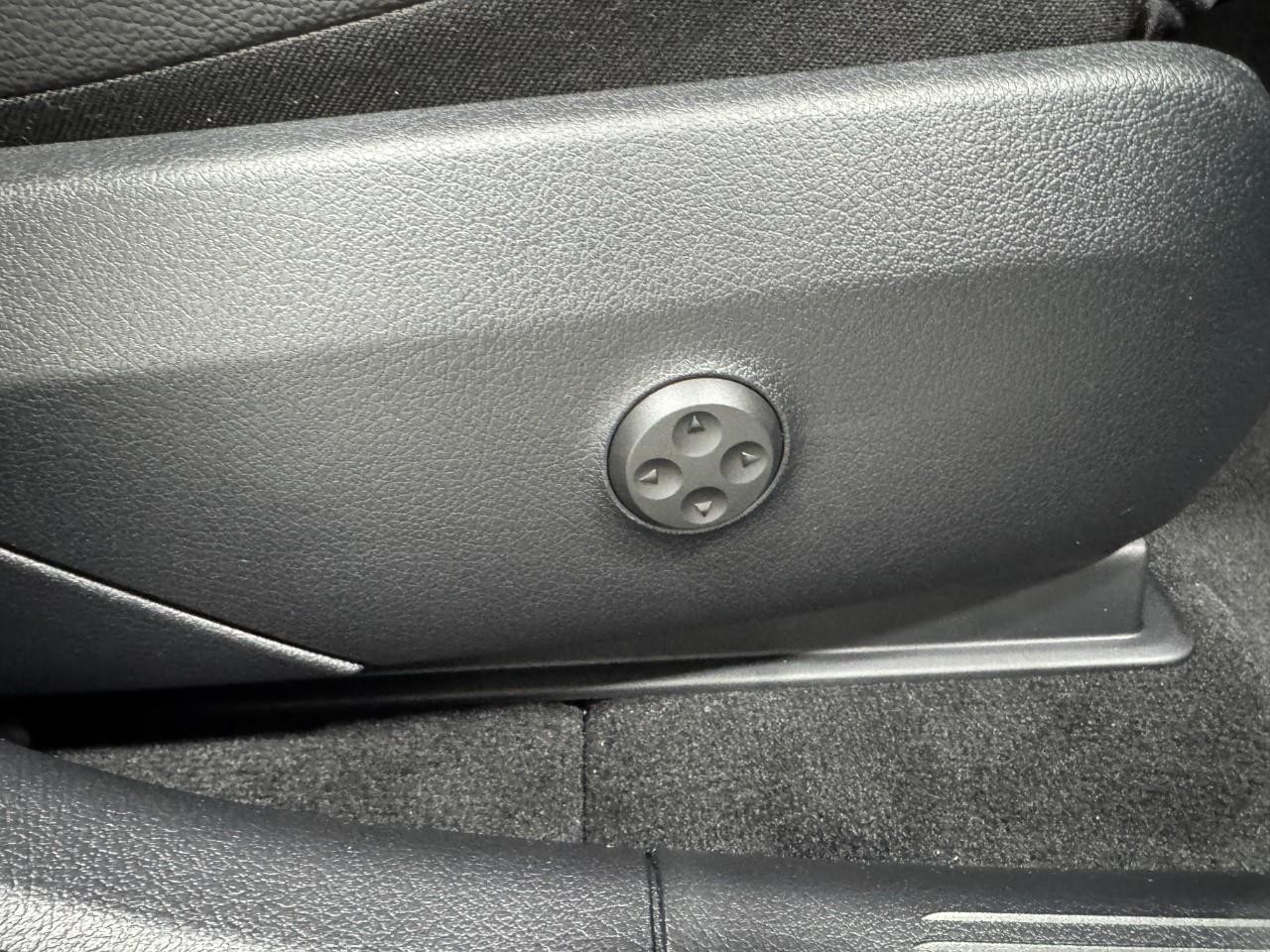 Mercedes-Benz GLC Vehicle Full-screen Gallery Image 17