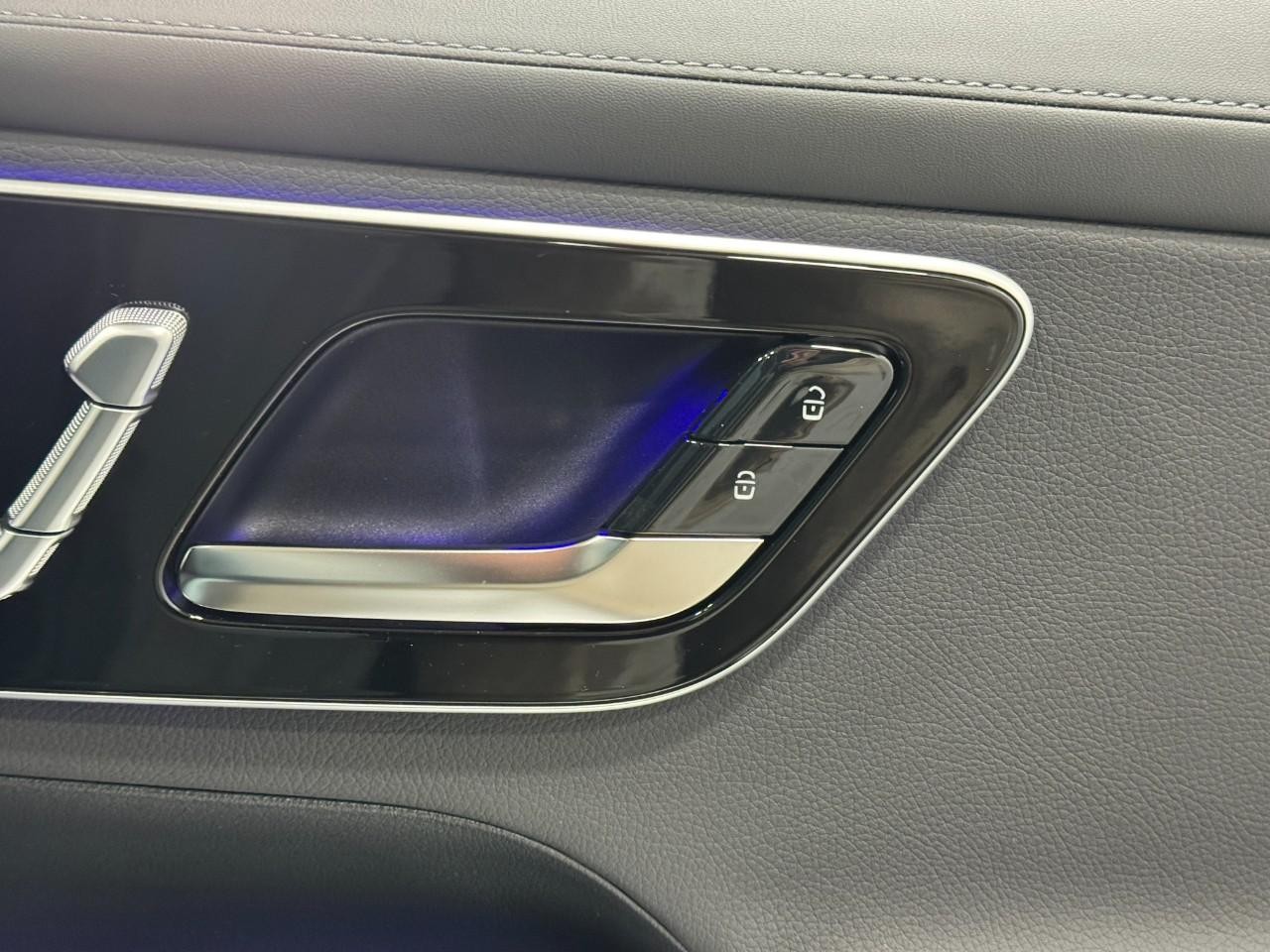 Mercedes-Benz GLC Vehicle Full-screen Gallery Image 19