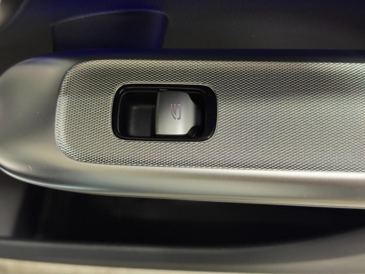 Mercedes-Benz GLC Vehicle Full-screen Gallery Image 20