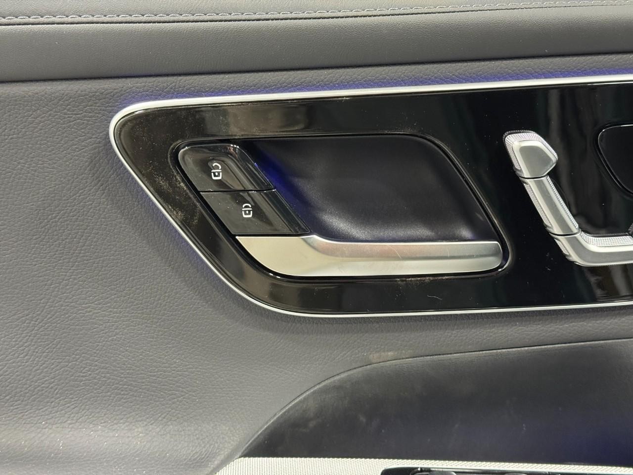 Mercedes-Benz GLC Vehicle Full-screen Gallery Image 22