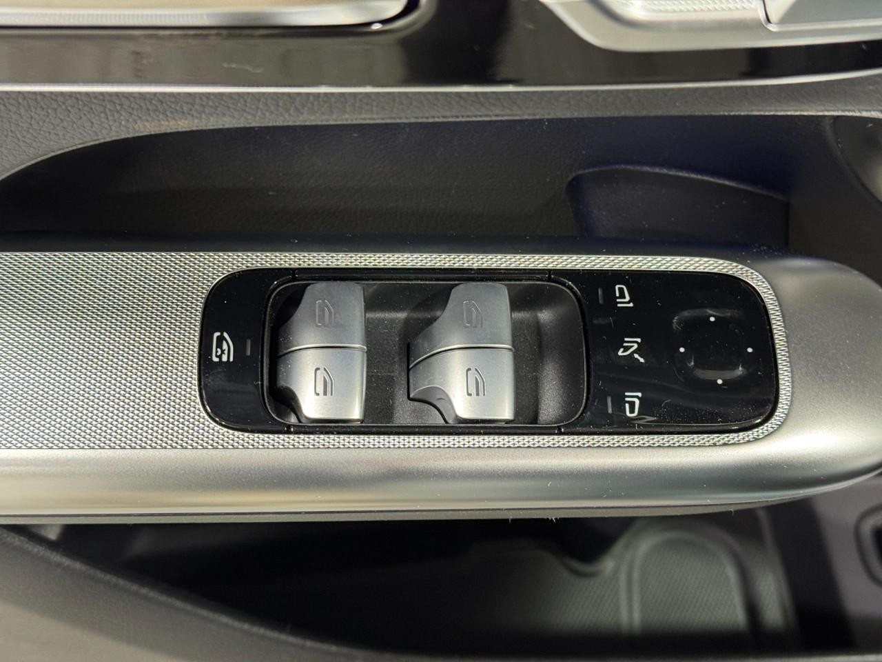 Mercedes-Benz GLC Vehicle Full-screen Gallery Image 23