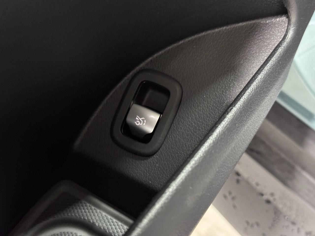 Mercedes-Benz GLC Vehicle Full-screen Gallery Image 25